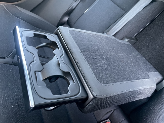 Polestar 3 Long Range Single Motor Test: armlehne der Sitzbank mit ausklappbaren Becherhalter