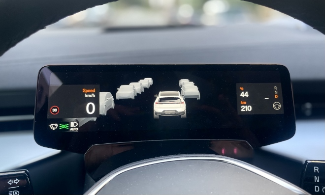 Polestar 3 Long Range Single Motor Test: Parkassistent Anzeige auf dem Instrumenten Display hinter dem Lenkrad