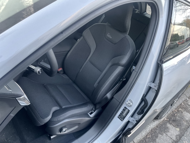 Polestar 3 Long Range Single Motor Test: vorne sitzen auf den Vordersitzen, bequem, mit Sitzheizung und vielen Verstellmöglichkeiten