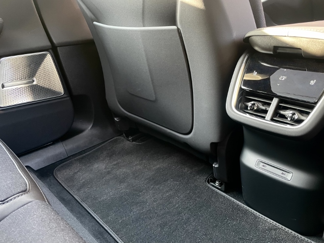 Polestar 3 Long Range Single Motor Test: Viel Beinfreiheit auf der Sitzbank und eigene Klimatisierung und Temperatur einstellen und zwei USB C Anschlüsse