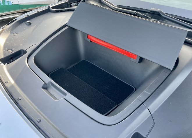 Polestar 3 Long Range Single Motor Frunk: das Fach unter der Fronthaube für die Ladekabel