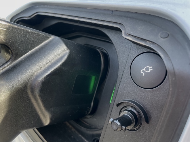 Polestar 3 Long Range Single Motor Test: entriegelungstaste des Steckers an der Ladestation oder Lsadesäule hinter der Tankklappe