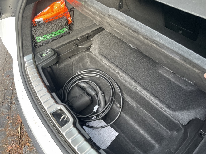 Polestar 3 Long Range Single Motor Test: tiefes, gut nutzbares Fach im Kofferraum, unter dem Ladeboden für die Ladekabel