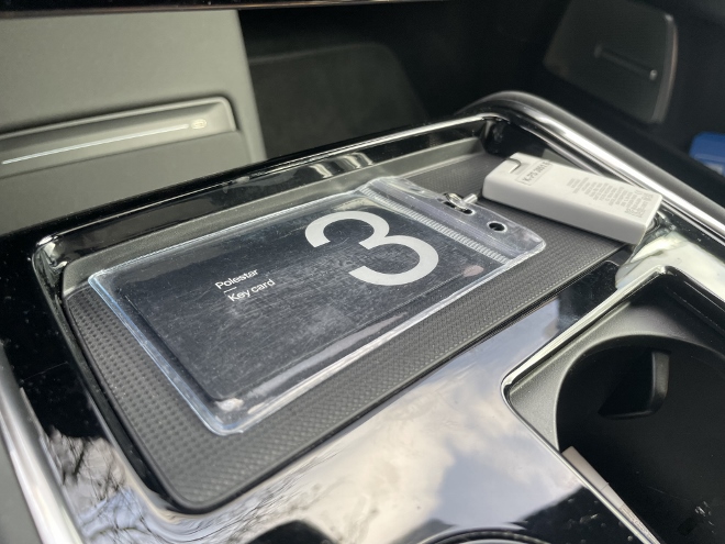 Polestar 3 Long Range Single Motor Test: Keycard auf die Fläche, der in der aktiven Ladestation legen und der Polestar 3 lässt sich starten