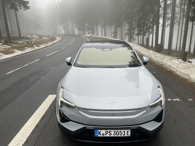 Polestar 3 Long Range Single Motor Test: in Kühlergrillhöhe geschlossene Frontpartie und Scheinwerfer
