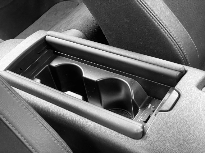Subaru BRZ 2.4i Sport Becherhalter zwischen den Sitzen