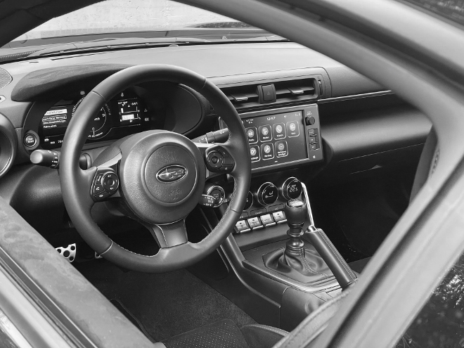 Subaru BRZ 2.4i Sport Cockpit, Lenkrad und Bildschirm
