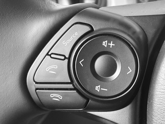 Subaru BRZ 2.4i Sport Tasten am Lenkrad für das Telefon und das Radio