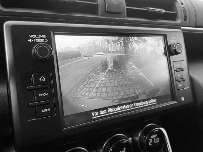 Subaru BRZ 2.4i Sport Bild der Rückfahrkamera auf dem Touchscreen