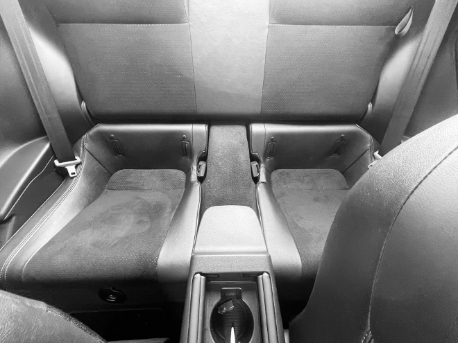 Subaru BRZ 2.4i Sport hinten sitzen und die zwei Sitzplätze hinten