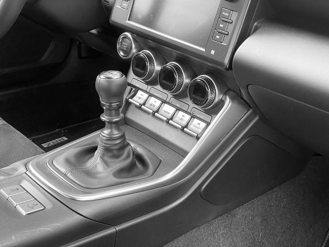 Subaru BRZ 2.4i Sport Schalthebel des Schaltgetriebe und Drehregler der Klimaanlage
