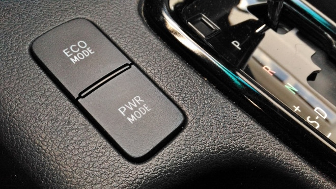Toyota Hilux Double Cab Eco und Power Mode Taste