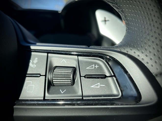 Alfa Romeo Tonale Plug in Hybrid Q4 Taste für die Sprachsteuerung und die Radioverstellung am Lenkrad