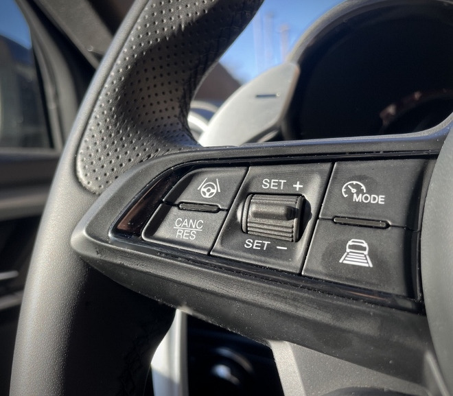 Alfa Romeo Tonale Plug in Hybrid Q4 Tasten für die Verstellung des ACC Tempomat am Lenkrad
