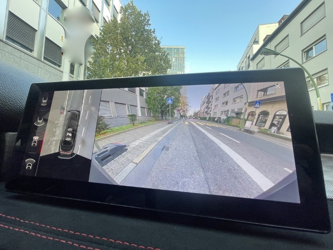 Alfa Romeo Tonale Plug in Hybrid Q4 Touchscreen Bildschirm mit dem Bild der Frontkamera