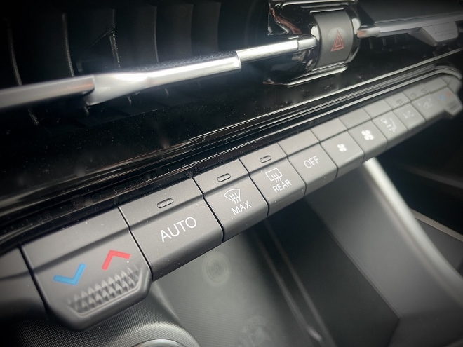 Alfa Romeo Tonale Plug in Hybrid Q4 Tasten für die Klimaverstellung in der Mittelkonsole