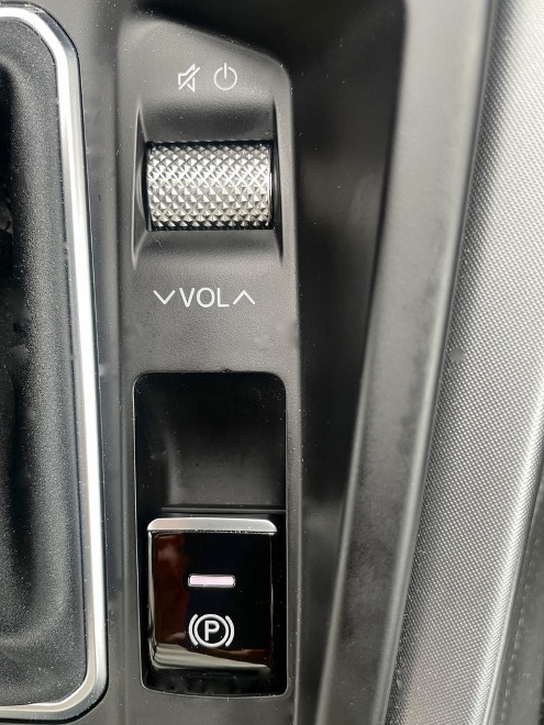Alfa Romeo Tonale Plug in Hybrid Q4 lautstärkeverstellung auf der Mittelkonsole und elektrische Parkbremse