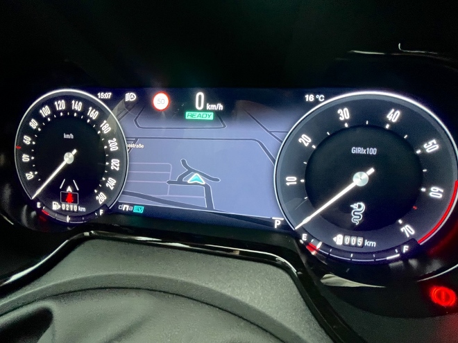 Alfa Romeo Tonale Plug in Hybrid Q4 Navigationskarte hinter dem Lenkrad
