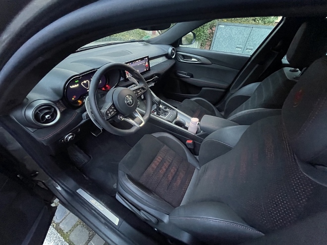 Alfa Romeo Tonale Plug in Hybrid Q4 cockpit, Lenkrad und Vordersitze