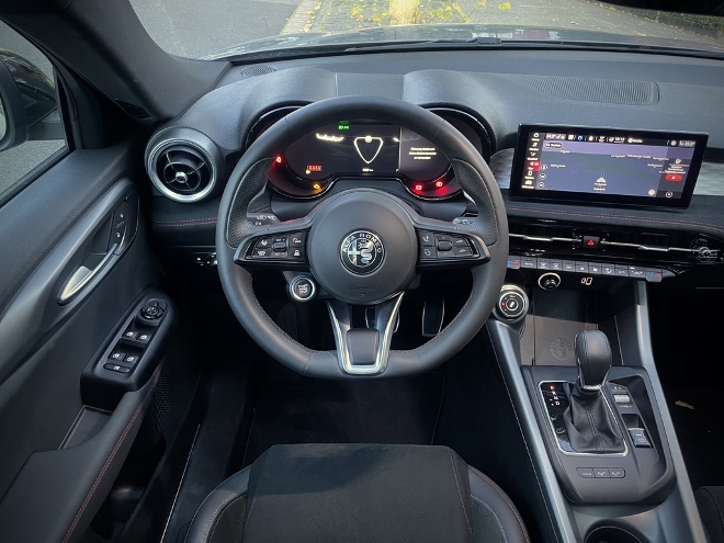 Alfa Romeo Tonale Plug in Hybrid Q4 cockpit, Lenkrad und Armaturenbrett
