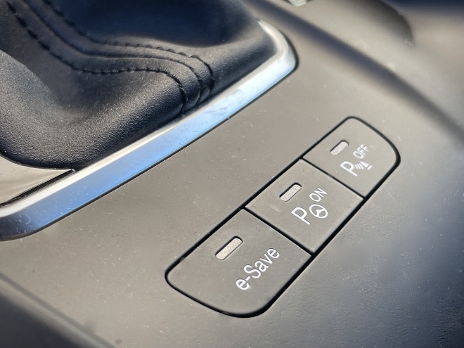 Alfa Romeo Tonale Plug in Hybrid Q4 Schalter für e-Save auf der Mittelkonsole