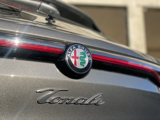 Alfa Romeo Tonale Plug in Hybrid Q4 "Tonale" Schriftzug am Heck