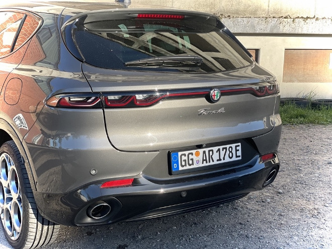 Alfa Romeo Tonale Plug in Hybrid Q4 Heck, Heckleuchten und Auspuff