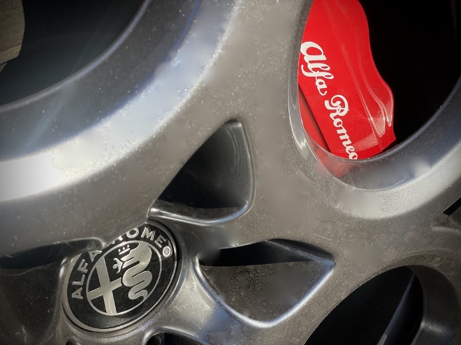 Alfa Romeo Tonale Plug in Hybrid Q4 rote "Alfa Romeo" Bremsbacken hinter der Felge