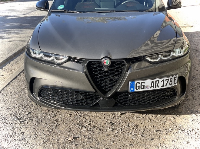 Alfa Romeo Tonale Plug in Hybrid Q4 front, Kühlergrill und Scheinwerfer