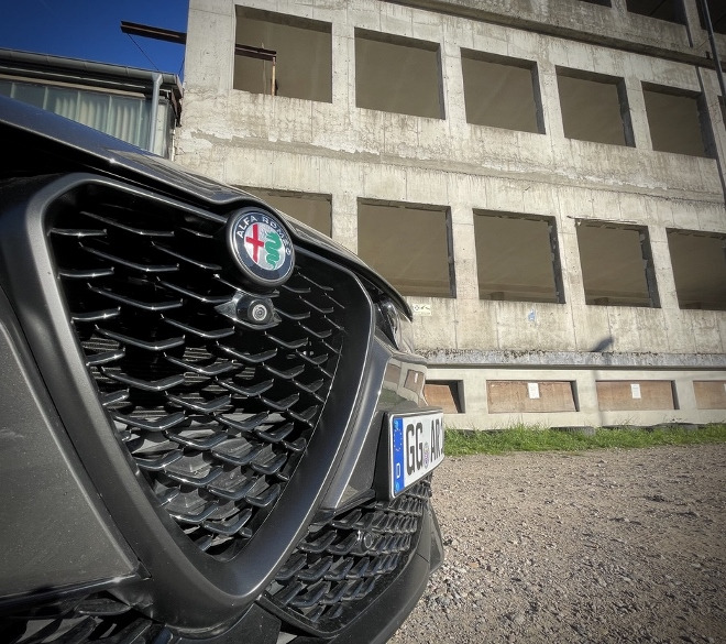 Alfa Romeo Tonale Plug in Hybrid Q4 Kühlergrill, Frontkamera und Scudetto