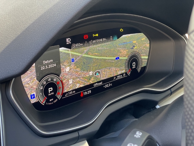 Audi Q5 40 TFSI quattro digitales Cockpit mit der Navigationskarte hinter dem Lenkrad in Google Maps Perspektive