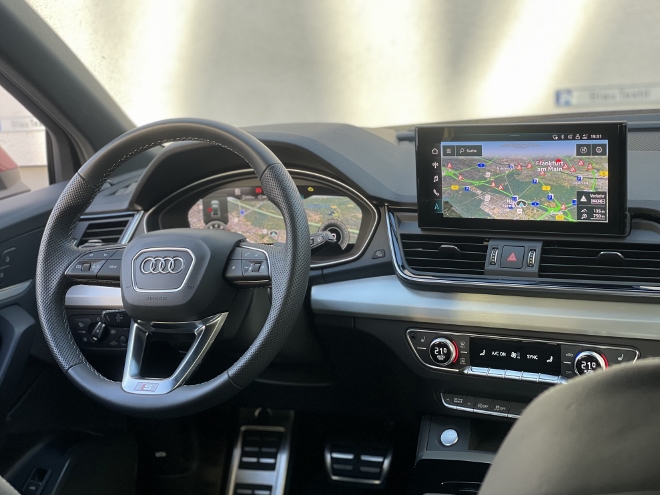 Audi Q5 40 TFSI quattro Cockpit mit Instrumenten, Lenkrad und Touchscreen