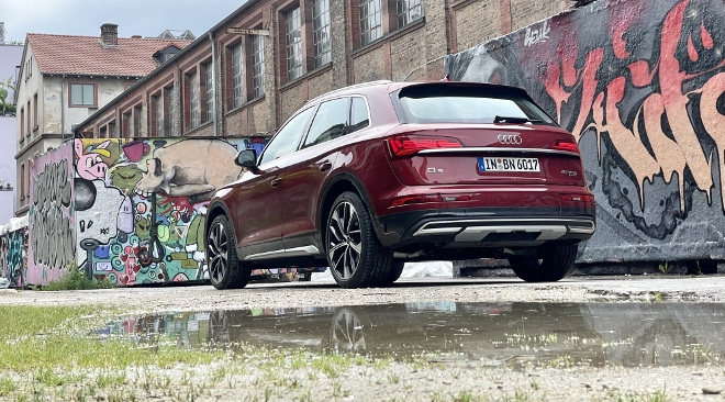 Audi Q5 40 TFSI quattro von hinten und der Seite