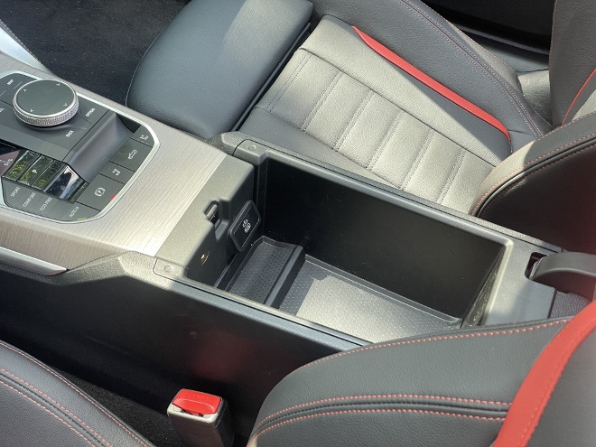 BMW 430i xDrive Cabrio ablagefach zwischen den Vordersitzen