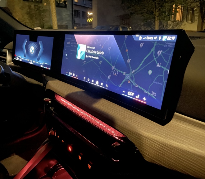 BMW 430i xDrive Cabrio durchgehender Bildschirm im Cockpit