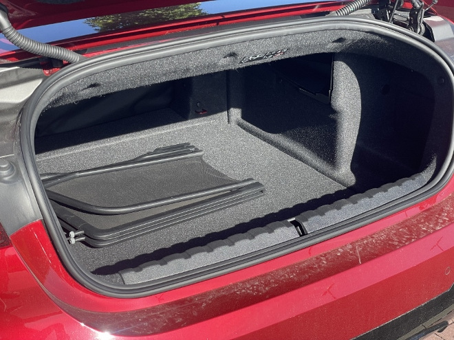 BMW 430i xDrive Cabrio verwinkelte Kofferraum mit geöffnetem Verdeck