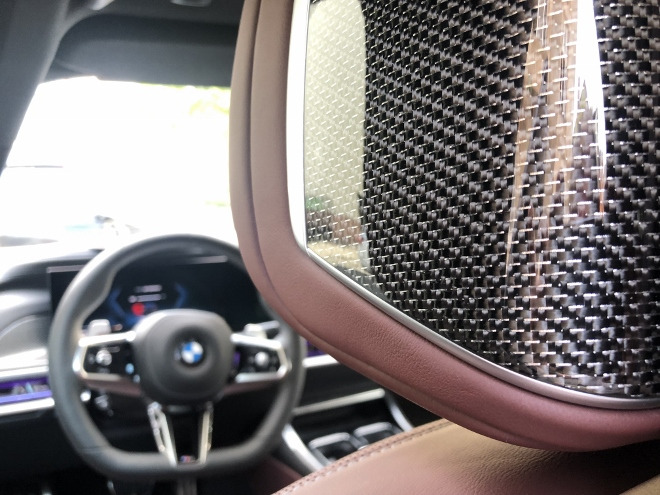 BMW 740d xDrive Kopfstützen der Vordersitze mit Carbon