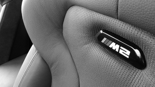 Emblem am Sitz BMW M2 Competition