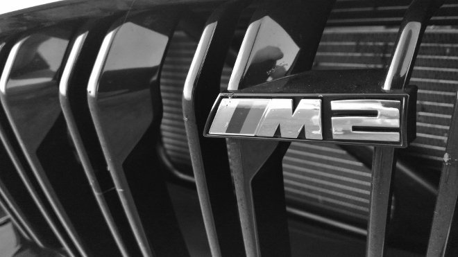 M2 Schild im Grill des BMW M2 Competition