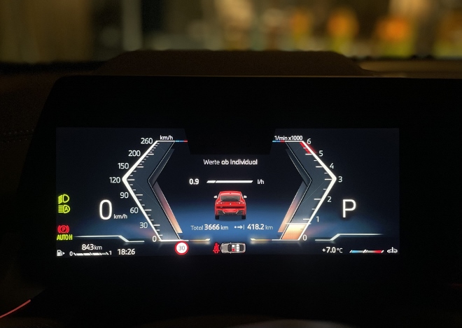 BMW X2 xDrive 20d geschwindigkeitsanzeige und Drehzahlmesser im Cockpit