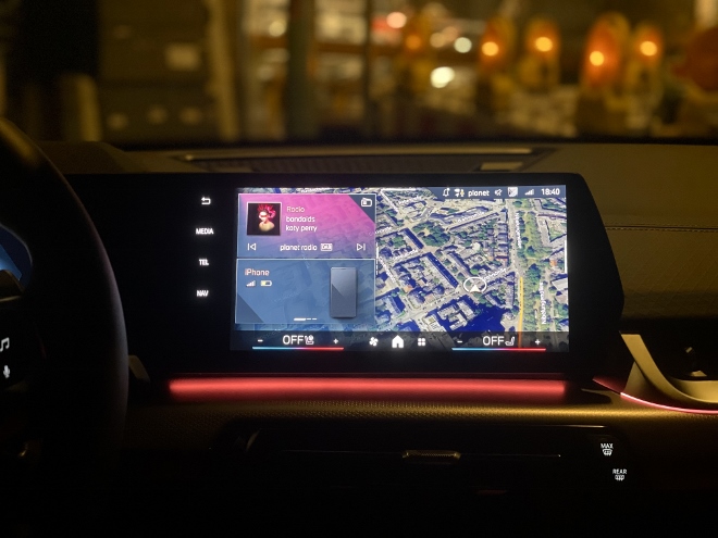 BMW X2 xDrive 20d Karte der Navigation, Satellitenbild, Google