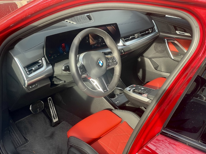 BMW X2 xDrive 20d Test, Cockpit, M Lenkrad, Armaturenbrett, Pedale