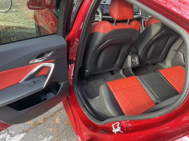 BMW X2 xDrive 20d Test, hinten sitzen auf der Sitzbank, Beinfreiheit