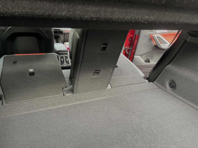 BMW X2 xDrive 20d im Verhältnis 20 zu 40 zu 20 geteilte Rückbanklehne herunter geklappt, Fast flache Ladeebene