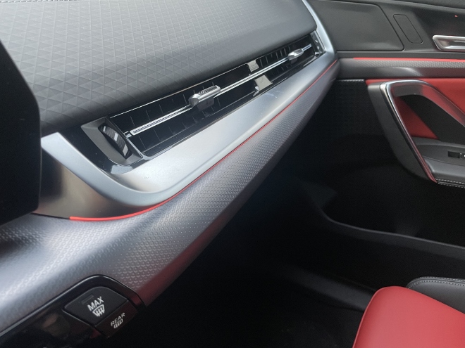 BMW X2 xDrive 20d luftdüsen vorne und Applikation und Kunststoffleisten am Armaturenbrett