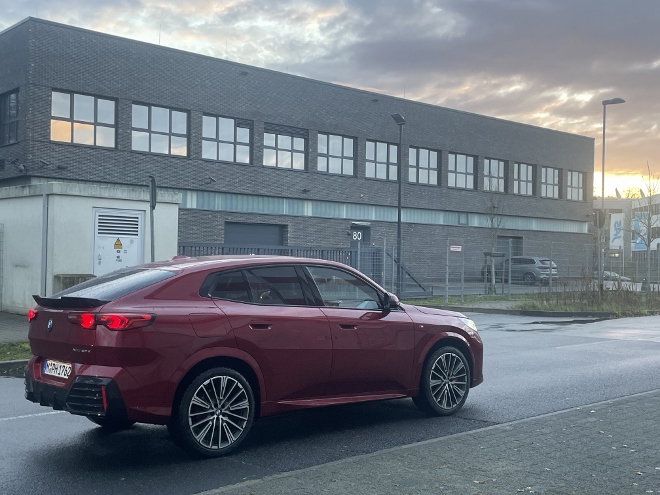 BMW X2 xDrive 20d von der Seite, Seiten Ansicht, in rot