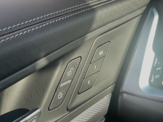 BMW X2 xDrive 20d verriegeln der Tür von innen über die Taste und memory Tasten an der Tür