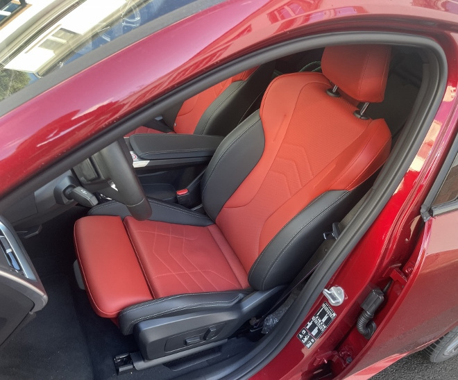 BMW X2 xDrive 20d Test, vordersitze, mit roten und schwarzen Leder bezogen, Sportsitze