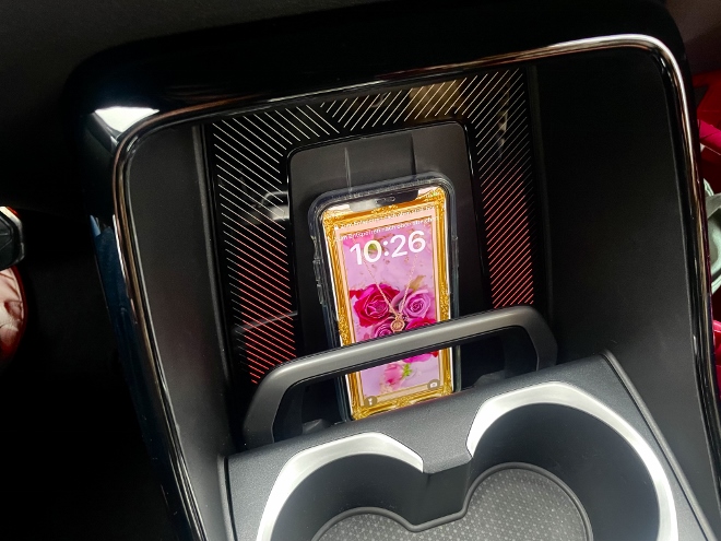 BMW X2 xDrive 20d induktive Ladestation für das Smartphone, stehend, gesichert mit Bügel