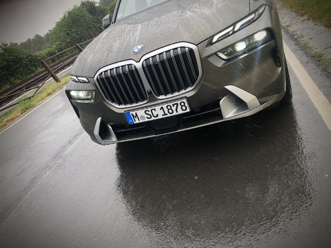 BMW X7 xDrive40d Grill und Scheinwerfer des Facelift